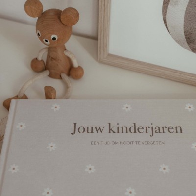 Opgroeiboek 'Jouw kinderjaren' | madelief | linnen