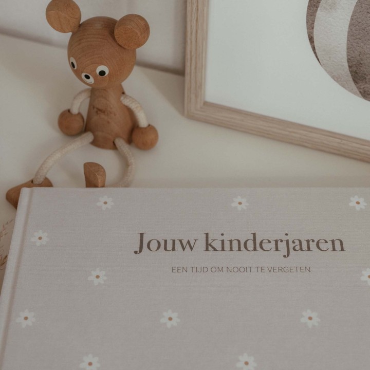 Opgroeiboek 'Jouw kinderjaren' | madelief | linnen