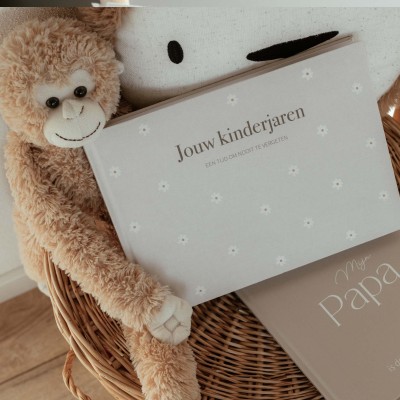 Opgroeiboek 'Jouw kinderjaren' | madelief | linnen