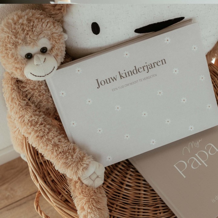 Opgroeiboek 'Jouw kinderjaren' | madelief | linnen