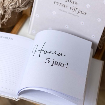 Opgroeiboek 'Jouw eerste vijf jaar' | neutraal | linnen