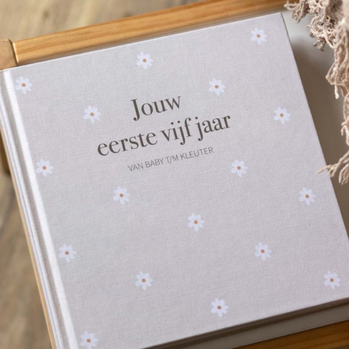 Opgroeiboek 'Jouw eerste vijf jaar' | madelief | linnen