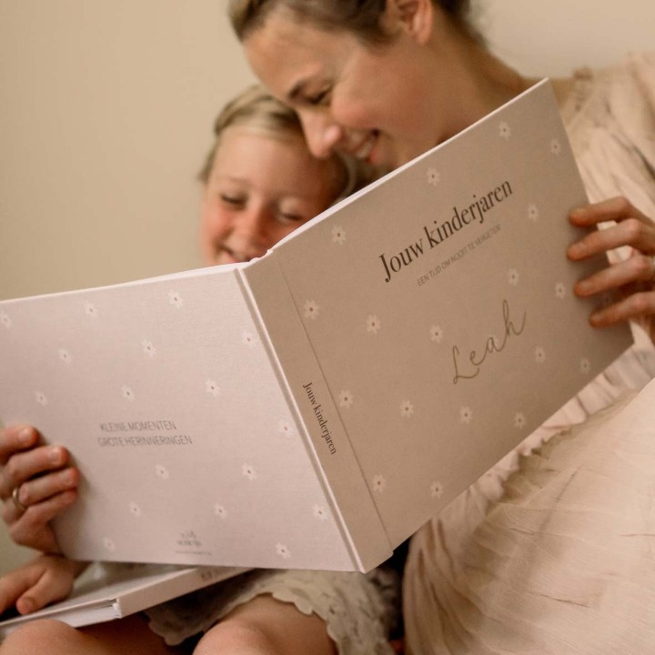 Opgroeiboek 'Jouw kinderjaren' | madelief | linnen