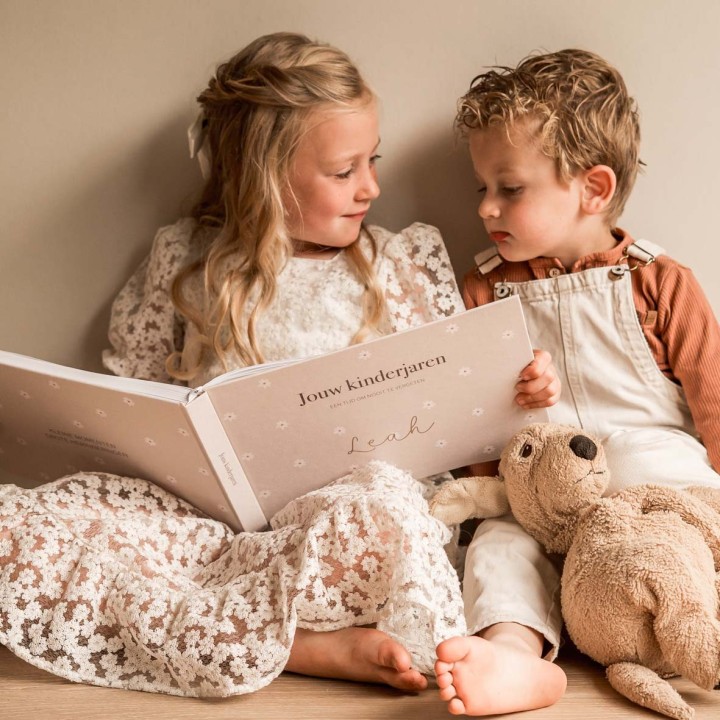 Opgroeiboek 'Jouw kinderjaren' | madelief | linnen