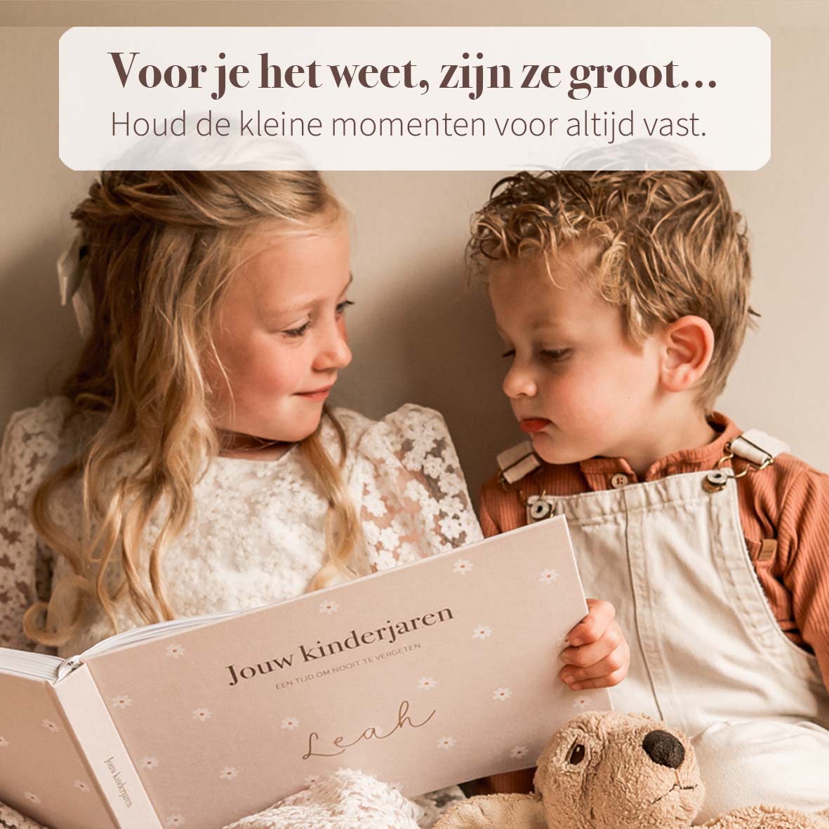 Twee kinderen bekijken samen het opgroeiboek Jouw kinderjaren, met daarbij de tekst: voor je het weet, zijn ze groot. Houd de kleine momenten voor altijd vast.